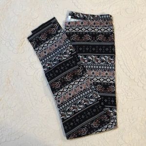 NWOT Beautiful print leggings ~ Super soft!